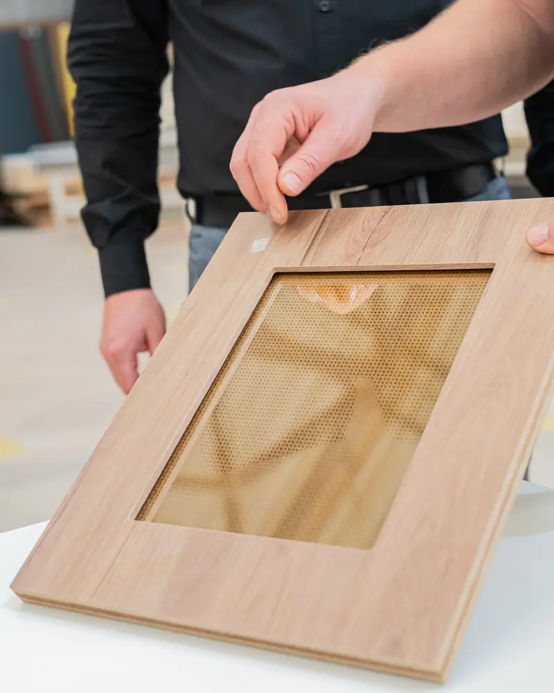 Porta com quadro e vidro em madeirado claro apresentada na fábrica AFETTO