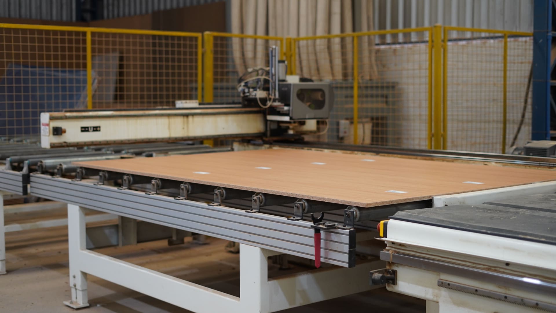 Centro de usinagem CNC processando painel na fábrica AFETTO