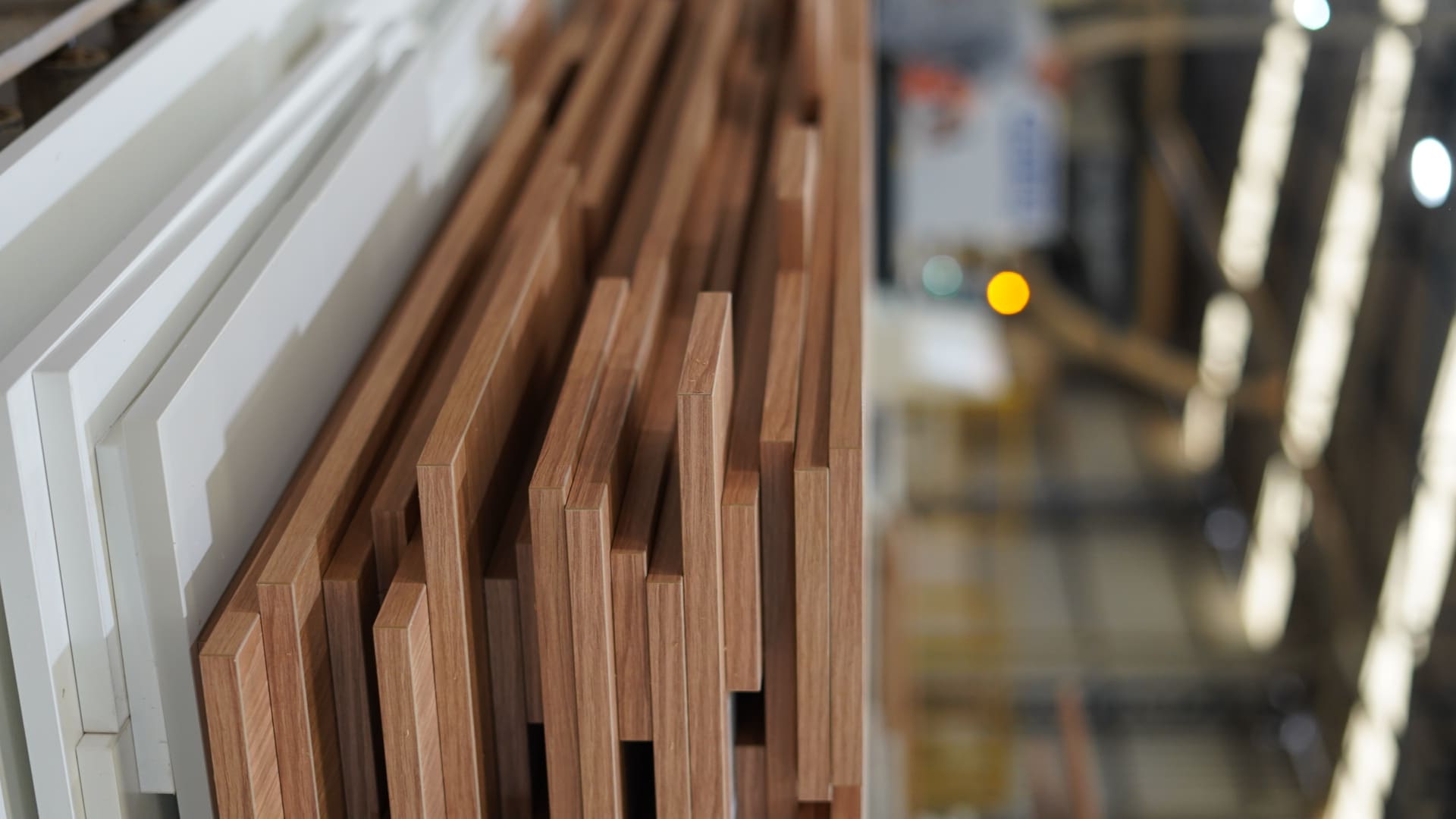 Pilha de peças de madeira customizadas organizadas por projeto na fábrica AFETTO
