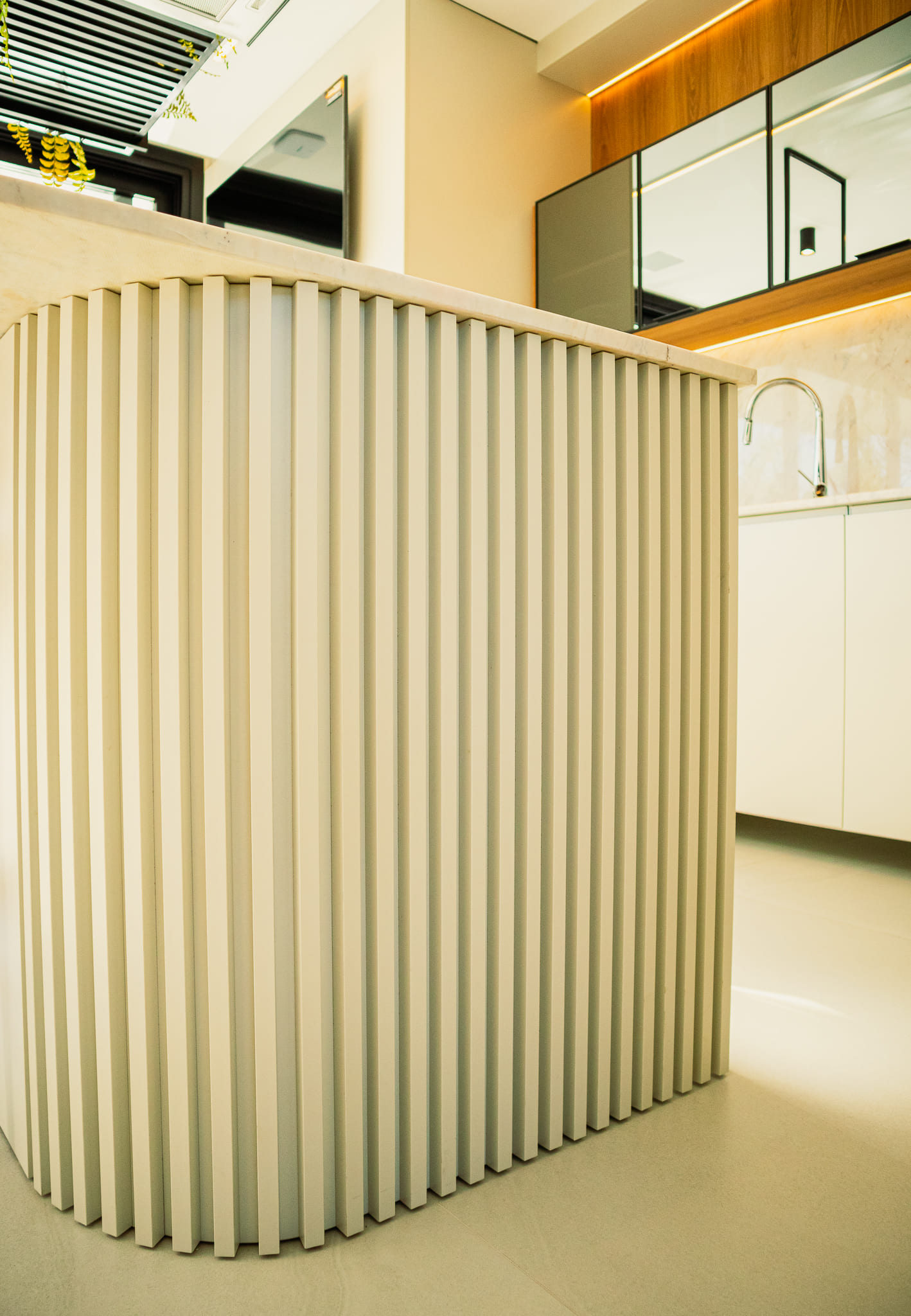 Balcão em design orgânico fluído com acabamento em ripado, projeto AFETTO de complexidade fabril