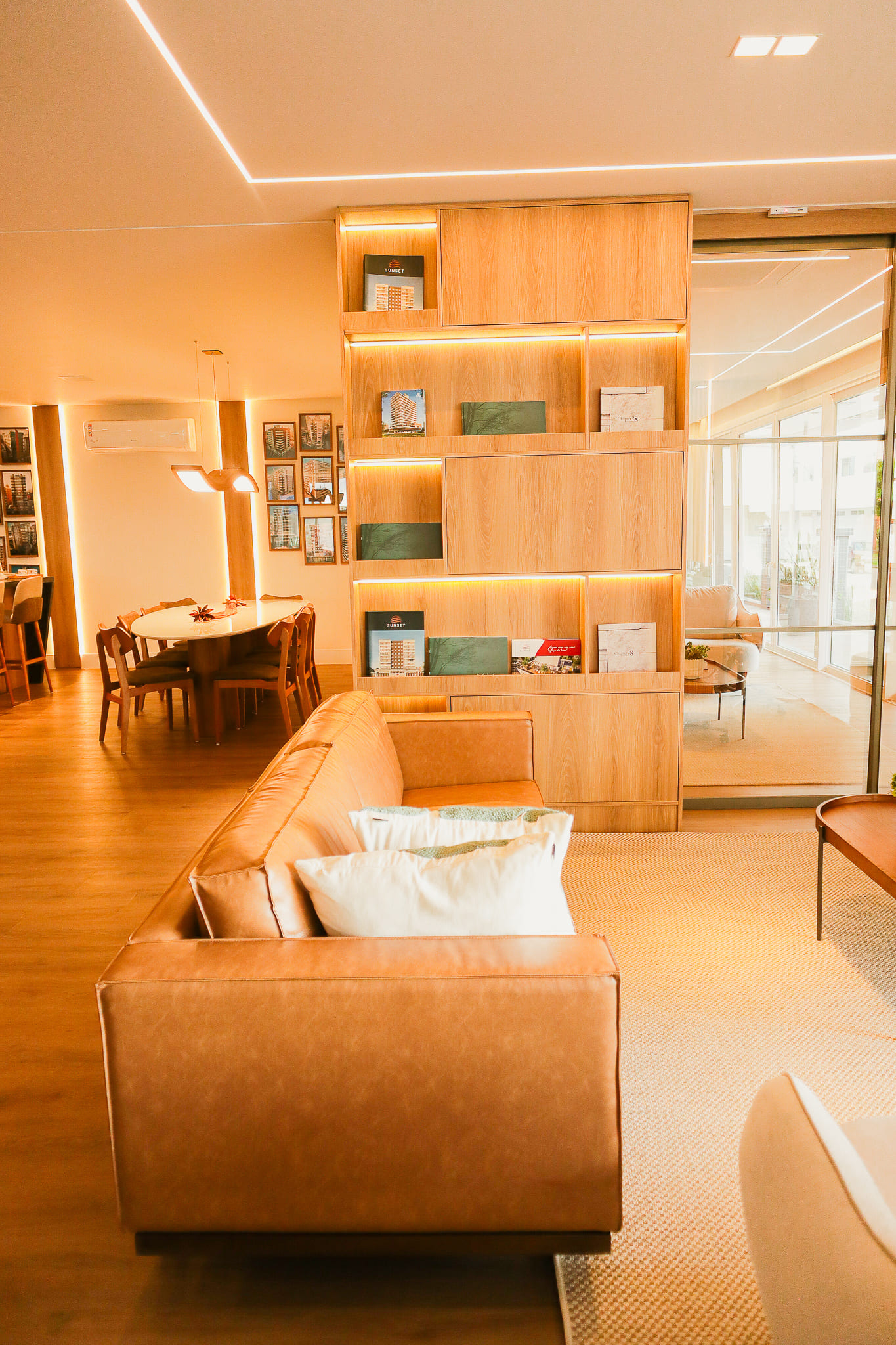 Living residencial AFETTO com home autoral, marcenaria sob medida e iluminação ambiental