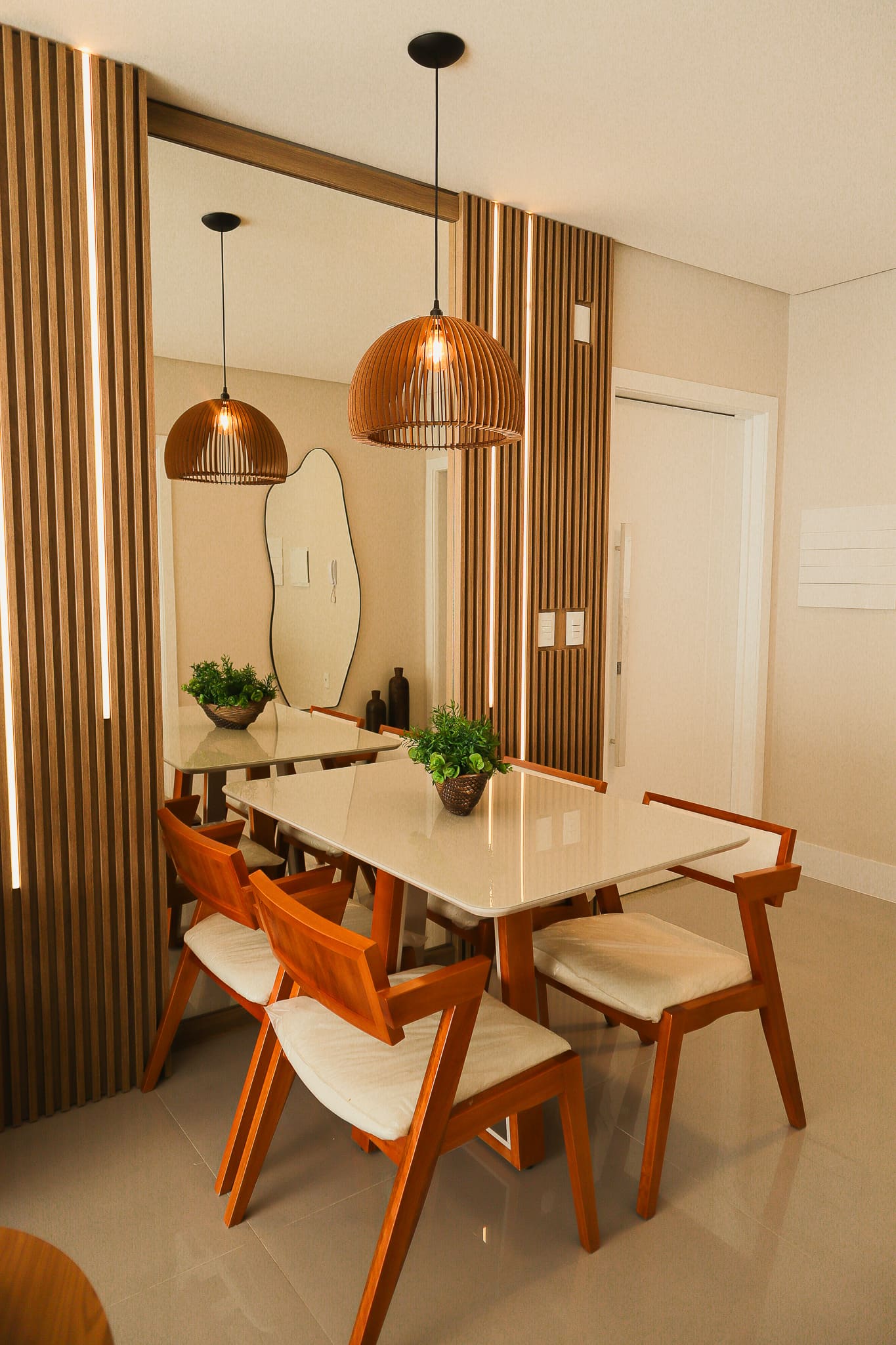 Sala de jantar AFETTO com bufê customizado, iluminação pendente e composição autoral